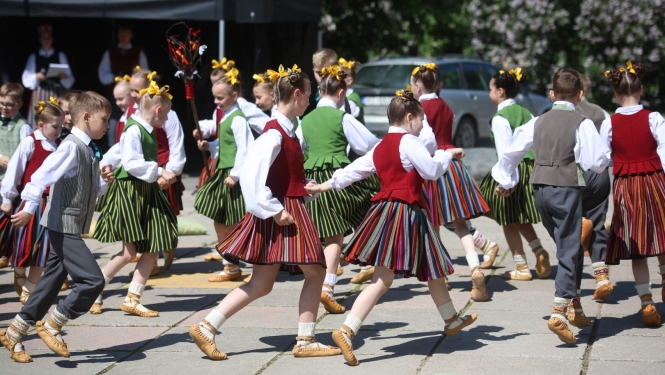 Latvju bērni dejo tautas tērpos