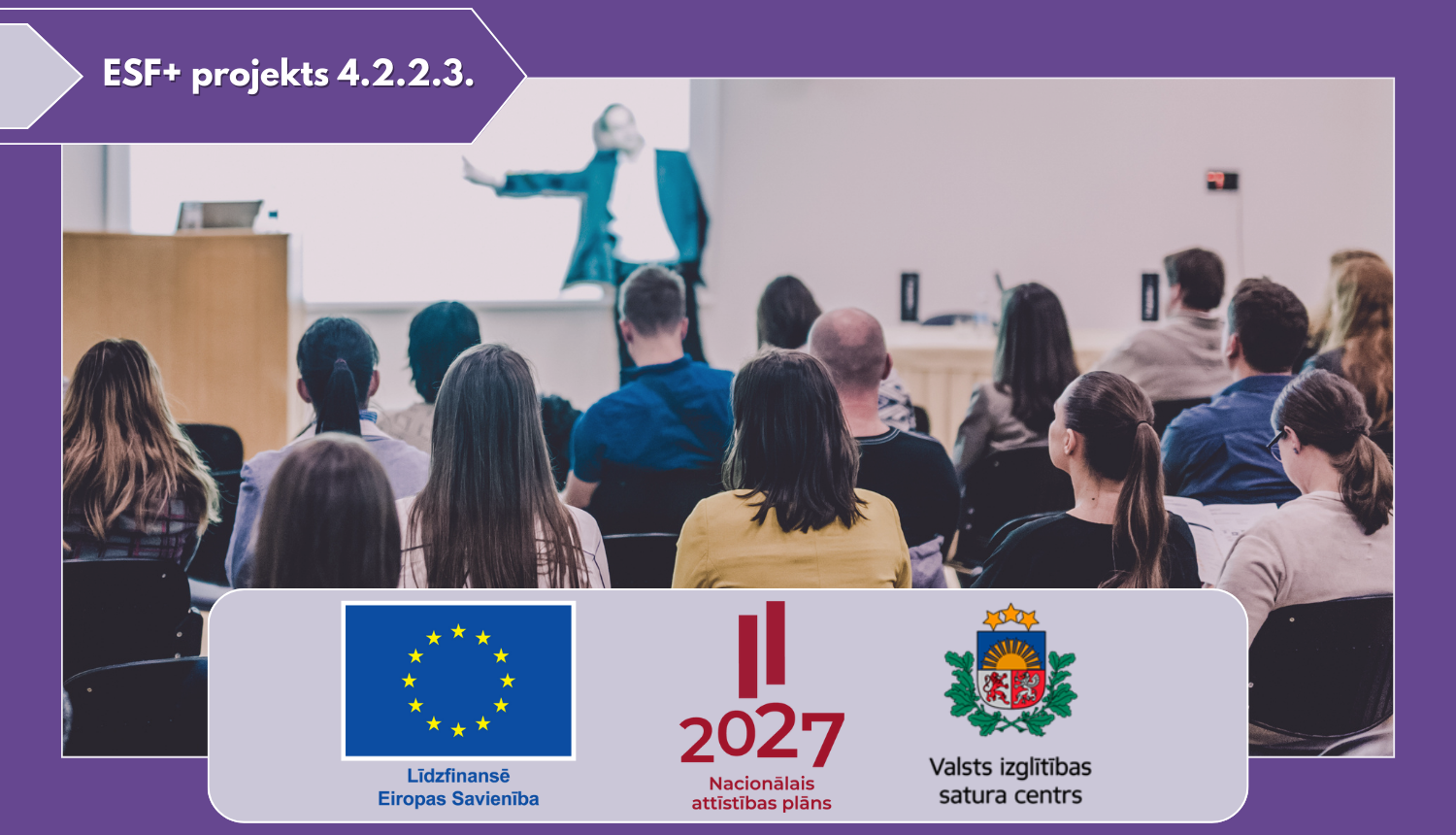 Skolēni sēž konferenču telpā un klausās lektoru. ESF+ projekts 4.2.2.3.